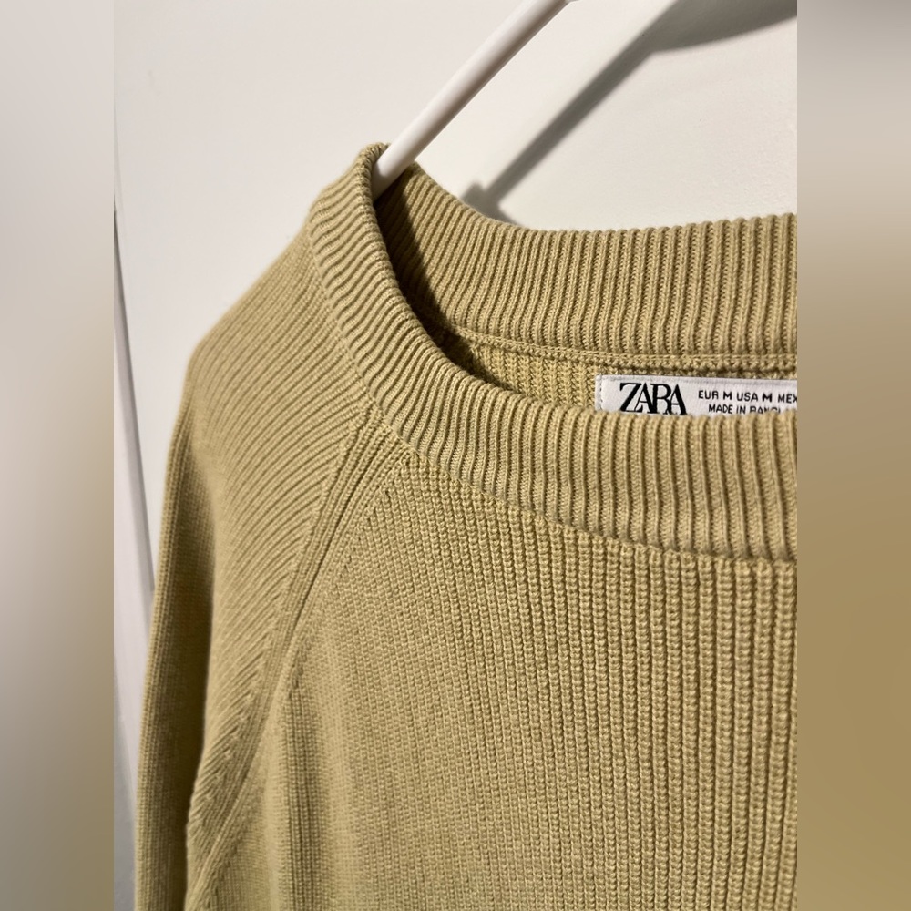 Crew neck shirt.